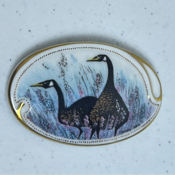P. Buckley Moss 1992 Geese Pin Brooch #5017 Membership Anna Perenna Porcelain - Picture 3 of 5